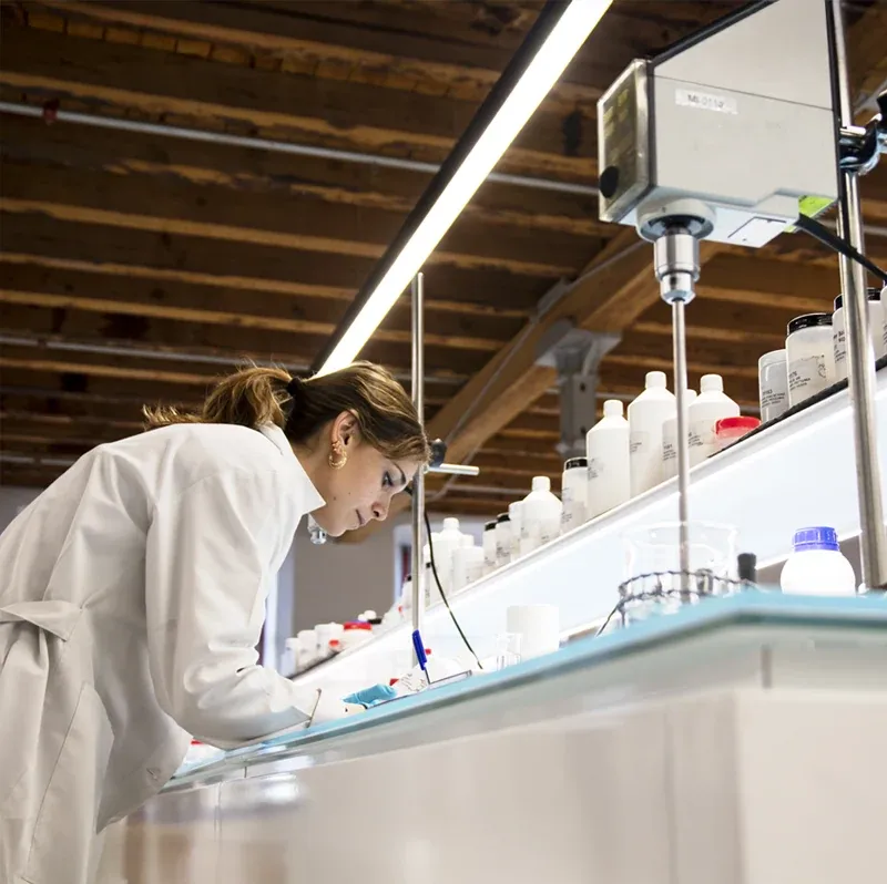 Mujer en laboratorio